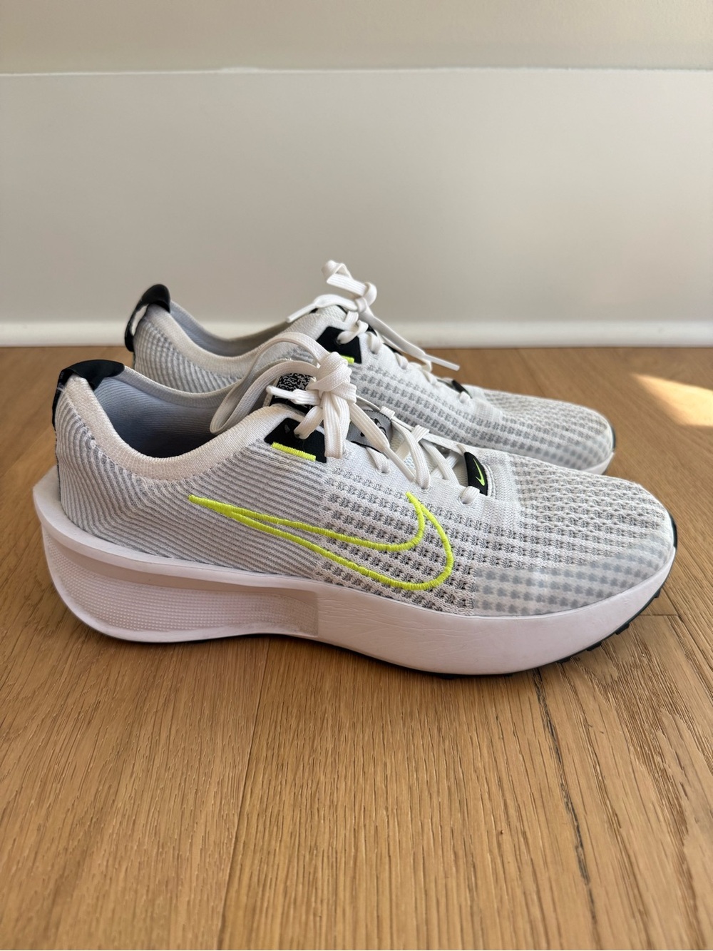 Nike Men’s Interact White Mesh Knit Running Sneakers Sz. 8.5